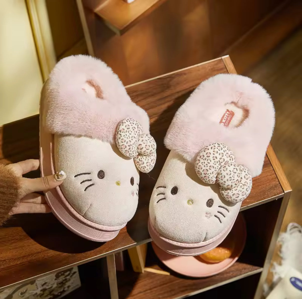 Hello Kitty Hausschuhe 🐱👣 – Kuschelig & Süß für Drinnen und Draußen 💖